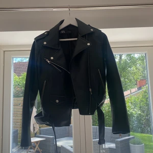 Skinnjacka - Skinnjacka från Zara som knappt är använd. 