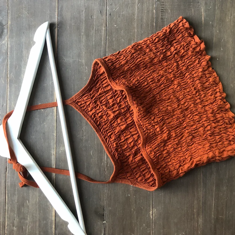 Vintage croptop, knytbar. Rost-orange i färgen och passar till solbränd hud😊. . Toppar.