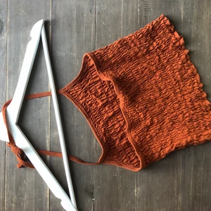 Vintage croptop knytbar - Vintage croptop, knytbar. Rost-orange i färgen och passar till solbränd hud😊. 