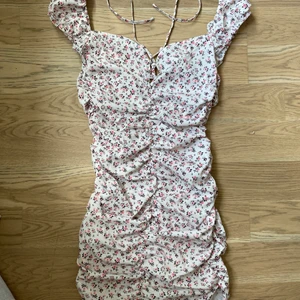 Klänning - Så fin klänning från shein som tyvärr inte passar längre🥰 väldigt liten i storleken, 32-34 enligr mig ❣️