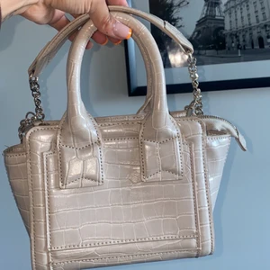 Beige väska - Beige väska från Zara. Använd ett fåtal gånger. Köparen står för är frakten.