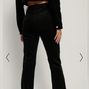 Mancherster byxor - As coola svarta mancherster byxor från NAKD, aldrig använda men har inte lappen kvar. Tvättats 1 gång. Nypris 489kr