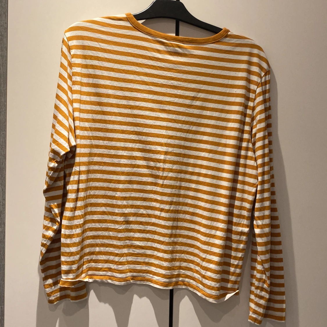 Monki gul radnig tröja storlek L - 90