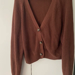 Monki cardigan - Fint kofta från monki! Väldigt fint skick då den andvänts fåtal gånger