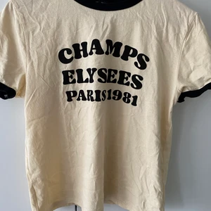Zara T-shirt strl L - T-shirt från zara. Fint skick då den är använd två gånger. Vintage liknande. 