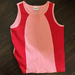 Coolt sportigt linne - Snygg rosa och röd tanktopp!! Står storlek 130/140 men skulle säga att den är väldigt stretchig och jag som har storlek M har använt den! 