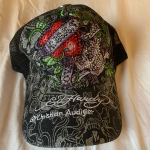 Ed Hardy  - Keps från ed Hardy som är i nyskick! Säljer då jag inte tycker att den passar på mig. 200kr plus frakt💕💕