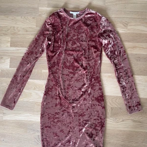 Nelly sammet klänning  - En rosa, tajt sammet klänning! Perfekt ni inför sommaren. 🌸