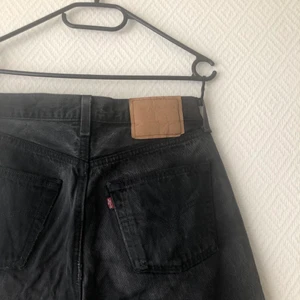Levis 501 - Levis 501. Något slitna och tyvärr har levismärket blivit nött i tvätten. Passar storlek XS för lös passform. Storlek S-M för tight. Långa i benen på mig som är 176 cm