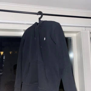 Ralph lauren zip hoodie - Hej fick denna i julklapp och är för stor för mig, har använt den 2 gånger så är i nyskick inga skador eller liknande, byter helst mot en size mindre dvs M eller säljer t rätt pris