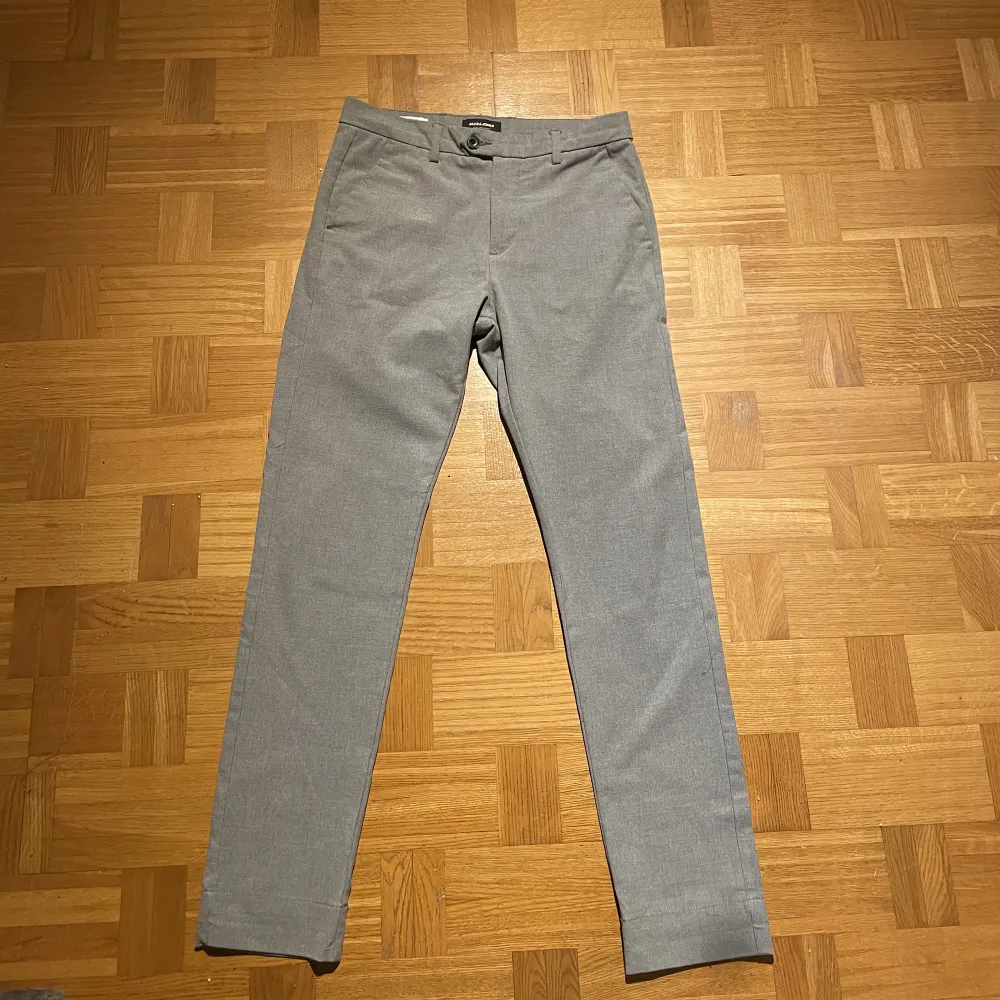 Snygga Kostymbyxor i ljus grå🖤  Använt Max 10 gånger, säljer pga köpte ett annat par W: 29 L: 32. Jeans & Byxor.
