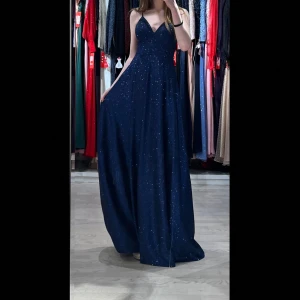 Balklänning  - Blå glittrig balklänning! Säljer den då jag bara använt den 1 gång och och kommer inte använda den mer. Den är i toppskick. Storlek 40 men insydd i midjan så passar dem som har storlek S också. Den är snörad baktill så man kan ändra storleken i midjan 💞