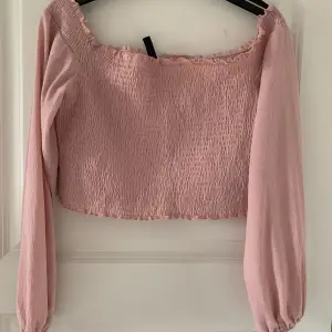 Jättefin rosa offshoulder tröja från hm! Knappt använd och jättefint skick! Storlek L och väldigt stretchig! Frakt tillkommer