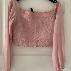 Tröja - Jättefin rosa offshoulder tröja från hm! Knappt använd och jättefint skick! Storlek L och väldigt stretchig! Frakt tillkommer