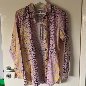 Skjorta från ganni, aldrig använd, inköpt för ca 3år sedan, lappar kvar, storlek 36 Kontakta mig gärna för frågor:)