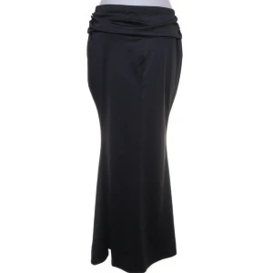 Svart långkjol😍 - Svart figursydd långkjol passar mig som har S/M. Midjemått/höftmått tvärs över: 40 cm och är resår i midjan så den kan anpassas❤️‍🔥❤️‍🔥❤️‍🔥❤️‍🔥 