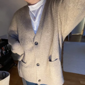 Monki kofta - Kofta som knappt är använd. den är oversized och as mysig till sommaren. Färgen är som på första bilden. Köpare står för frakt💕