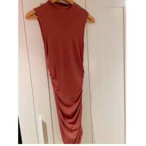 Klänning  - Jättefin gammeldagsrosa klänning, aldrig använd ( bara testad ) Storlek S 