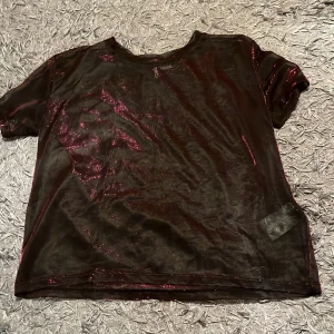 Meshtröja - Meshtop från H&M. Svart med rosa reflektion. Bra skick. XS men passar mig (M)