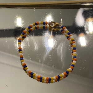 Armband  - Säljer massor av armband mellan 50-100kr/st. Alla är handgjorda och stretchiga så dem ska passa vem som helst. Skriv till mig privat då jag har fler armband i olika färger.