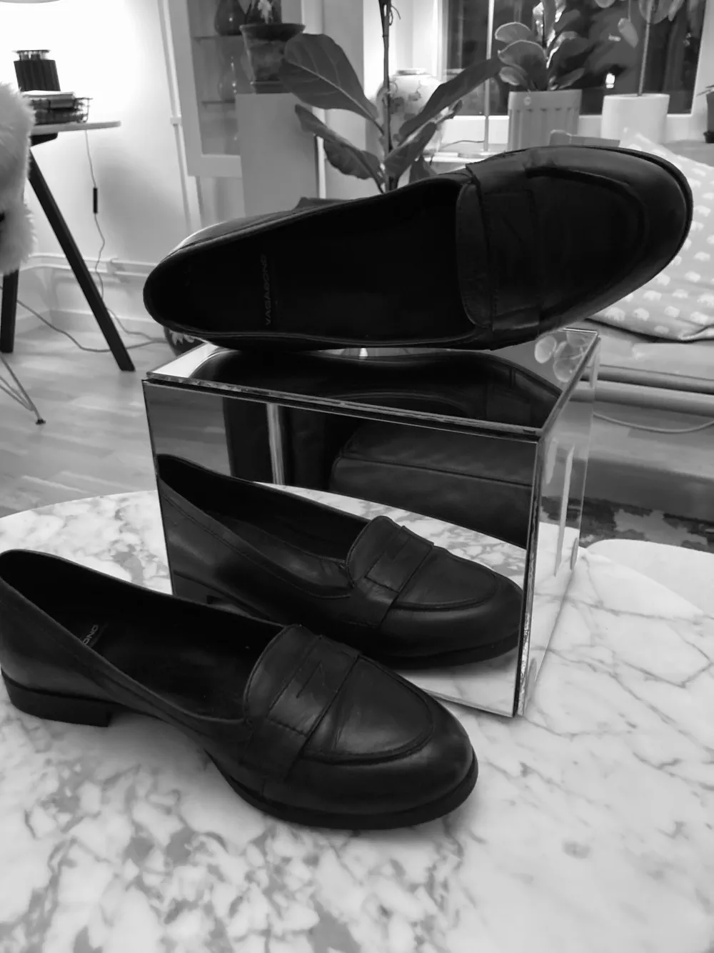 Fina skor i svart läder från Vagabond, kanppt använda.. Skor.
