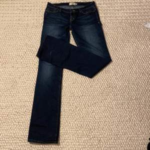 Säljer ett par abercrombie and fitch jeans som är lågmidjade och utsvängda💞Midjemått=79cm Innerbenslängd=87cm Skriv för fler bilder💗 Frakt står du för själv!💕