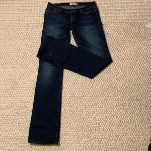 Abercrombie & Fitch jeans💙 - Säljer ett par abercrombie and fitch jeans som är lågmidjade och utsvängda💞Midjemått=79cm Innerbenslängd=87cm Skriv för fler bilder💗 Frakt står du för själv!💕