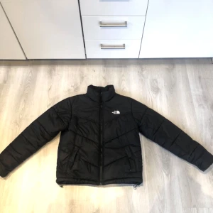 North face jacka  - North face jacka köpte förra vintern knappt använd size s men passar upp till M tight 