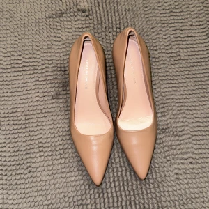 Klackskor - Helt oanvända klackskor från tiger of Sweden. Storlek 38. Pris kan diskuteras vid snabb affär 