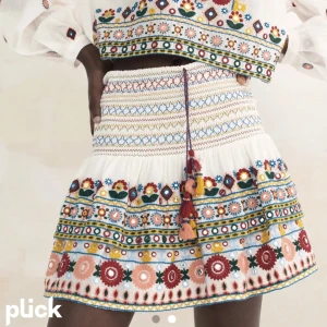 Kjol zara  - Jättefin kjol ifrån zara, köptes i sommras och har använts några få gånger.💕