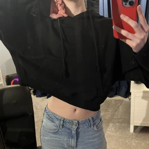 Cropped hoodie - Cropped svart hoodie, vet tyvärr inte märket eftersom lappen är bortklippt men har för mig att det kan vara madlady💕