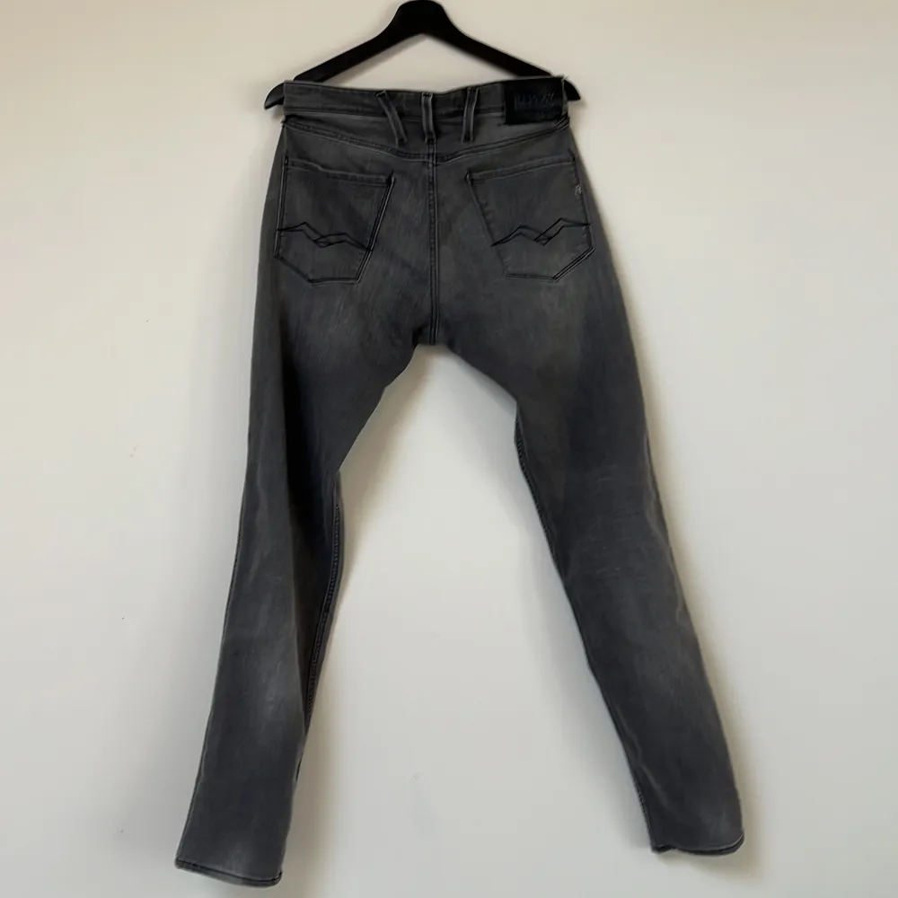 Ett par gråa replay jeans i storlek 32/34. Sällan använda och i bra skick. Jeans & Byxor.