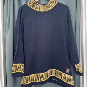 Lång stickad tröja  - Köpt på Plick, fläck som liknar blekningsfläck på vänster ärm men annars i gott skick! Väldigt varm, oversized o mysig!