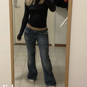 DIESEL JEANS - säljer dessa super snygga jeans från diesel. Köpte dom här på Plick men tyvärr passade dom inte (första bild är lånad).  Midjemått är ca 83 cm Innerbenslängd är ca 80 cm 