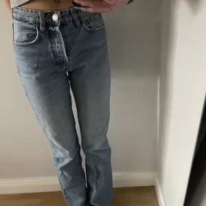 Zara jeans  - Säljer mina jeans som är midrise fprn zara och passar perfekt i längden för jag som är 172 cm, dom är ljus blåa och storlek 32💕