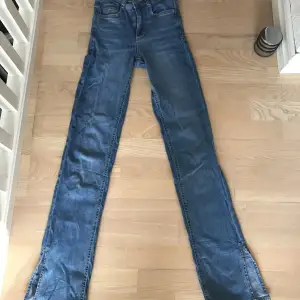 Midrise stretchiga jeans, med slits, från gina tricot💕💕