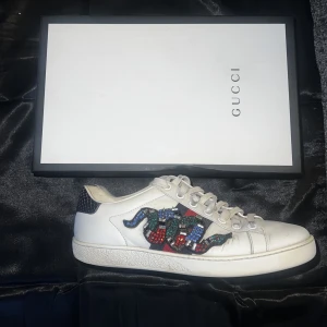 Gucci Snake LIMITED EDITION ❤️‍🔥 - Säljer nu mina fina Gucci Snake limited edition sneakers då dom tyvärr inte kommer till användning längre  ❤️ Dom är väl använda och därav det låga priset! Nypris: 8100kr ❤️‍🔥Kartong och Dustbag medföljer, kvitto finns självklart ✨❤️