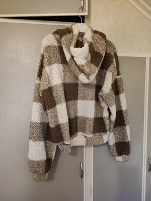 Lurvig tjocktröja - Lurvig tjocktröja i teddymaterial. Väl använd men i bra skick.   Köpare står för frakten.