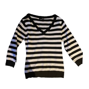 Vintage y2k randig tröja - Från 2000s hm. Super mjuk och skön. Armarna är lite kortare i modellen💞v ringad. Bra skick, knappt använd. Sista bilden visar tröjan (fast i blå)! Så i samma modell.