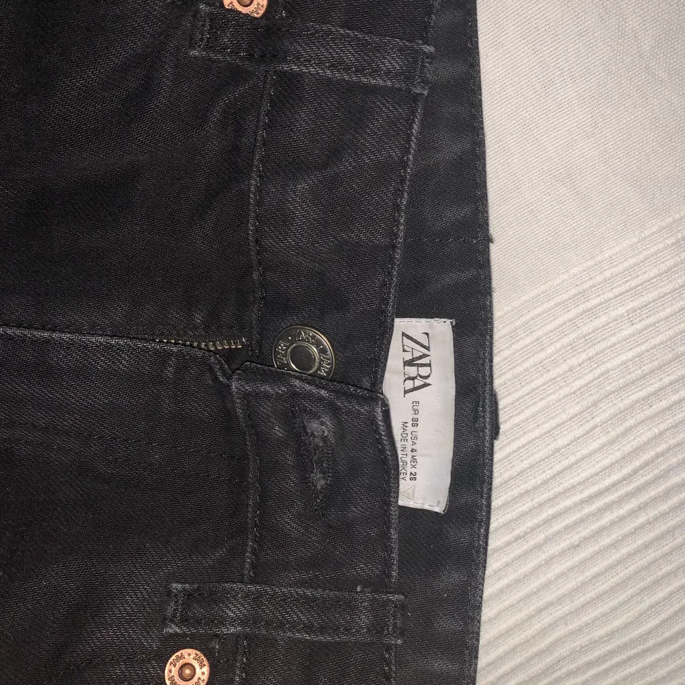 Säljer dessa vida, högmidjade jeans från zara dom är full length och i storlek 36. Säljer då dom är för korta för mig i bena jag är runt 181, skulle säga att dom passar någon runt 178 perfekt. Dom är i bra skick använda fåtal gånger. Nypris ca 400kr.. Jeans & Byxor.