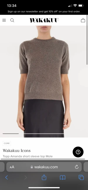 Kaschmir t-shirt brun - Köpt för 2500 på wakakuu. Oanvänd. Tidlös och classy! 100% Kashmir. Köparen står för frakt. KOLLA IN ALLT ANNAT JAG SÄLJER🥰🥰