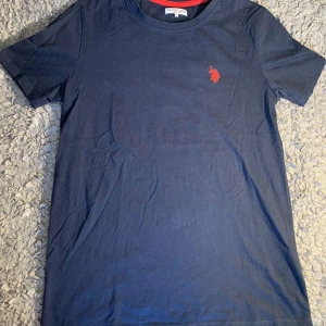 Ralph lauren - Säljer mörkblå ralph lauren t-shirt!! Såå fin!! Jätte bra skick