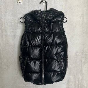 Väst - Säljer denna då jag inte änvänder den. Har använt den under sommaren. Bra skick. [ liten i storleken] 