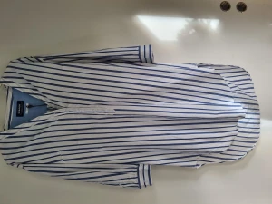 Randig längre lång skjorta/tunika - Super fräsch längre tunika/skjorta från Sebago i storlek XS. Endast provad så i nyskick.  Skickas spårbart.  Rökfritt hem men har hund. 