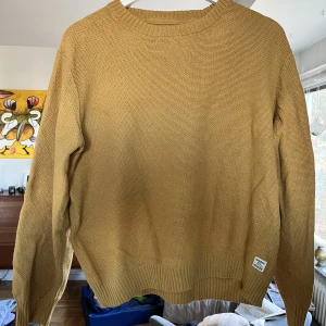 Gul Redig Tröja - Skitfin gul tröja. Inga tecken på användning förutom ett hål på typ 2 mm på axeln.