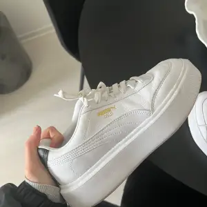 Vita sneakers i väldigt fint skick från Puma i storlek 38.5 🌟