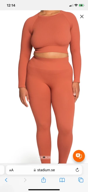 Soc tränings set - Aldrig använt pga att de inte passa mig  Mörk rosa  Ej genomskinligt material Hela setet  För 400 kr 