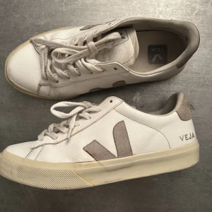 VEJA SKOR - Väl använda veja skor, går att tvätta snören och skon lite bättre än vad jag gjort! 🫶🏼💌