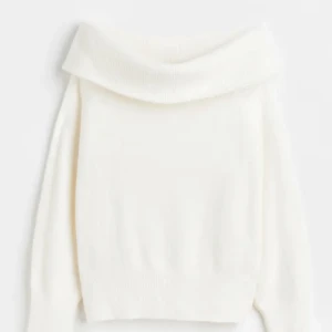 Stickad tröja - En vit stickad tröja ifrån HM som inte kommer till användning. I storlek XS men funkar för en som har S och M också, jätte mjuk och perfekt till våren! Pris går att diskutera, kom privat för fler bilder💕