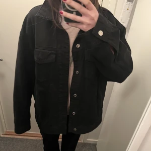 Svart jeansjacka - Perfekt jeansjacka som passar verkligen till allt. Så himla fin!! ( DET ÄR SPEGELN SOM ÄR SMUTSIG INTE JACKAN)